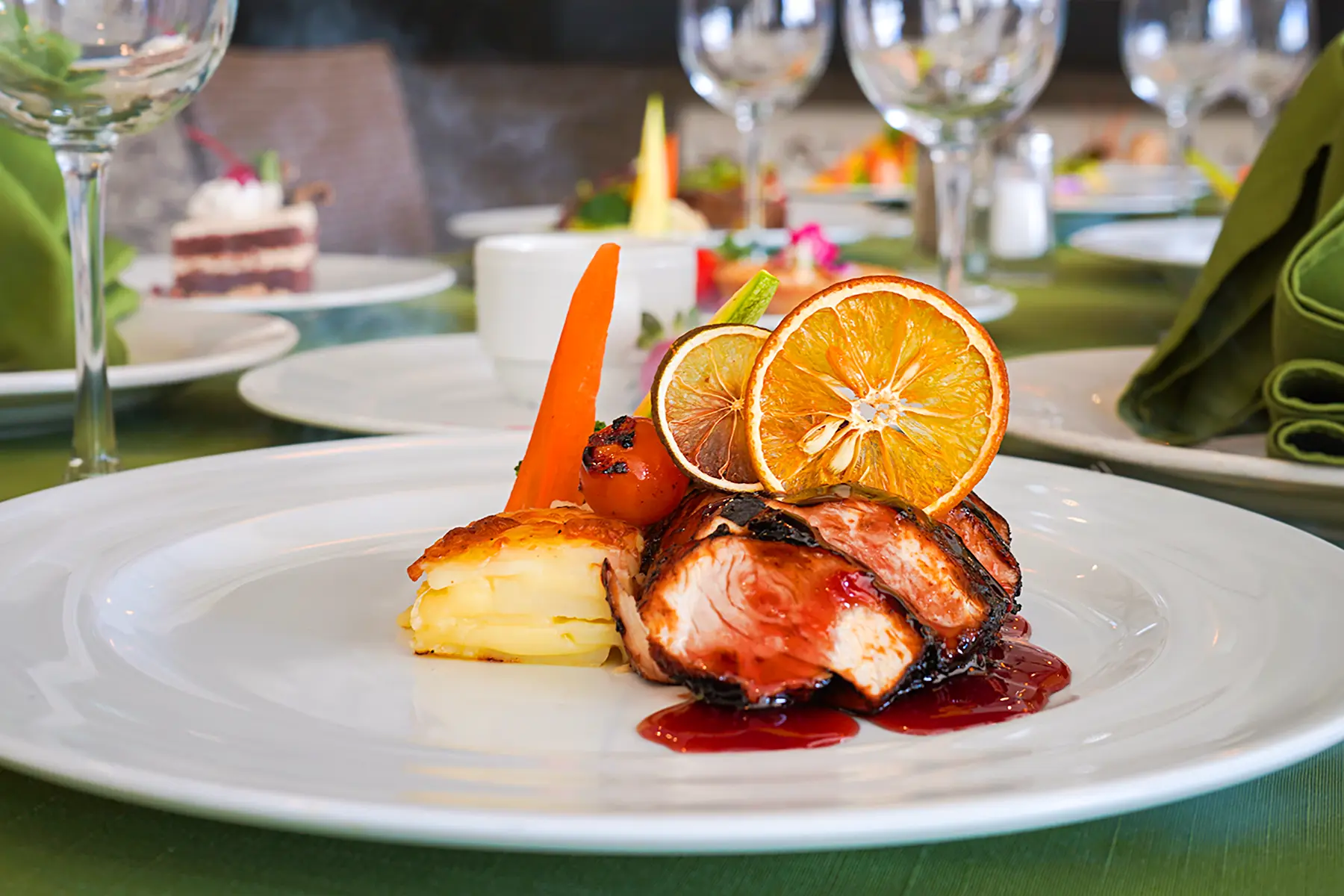 Pastel de papa, zanahoria, rodajas de naranja, pato en salsa de grosellas de especialidad Francés de hotel Oceano Palace Mazatlán